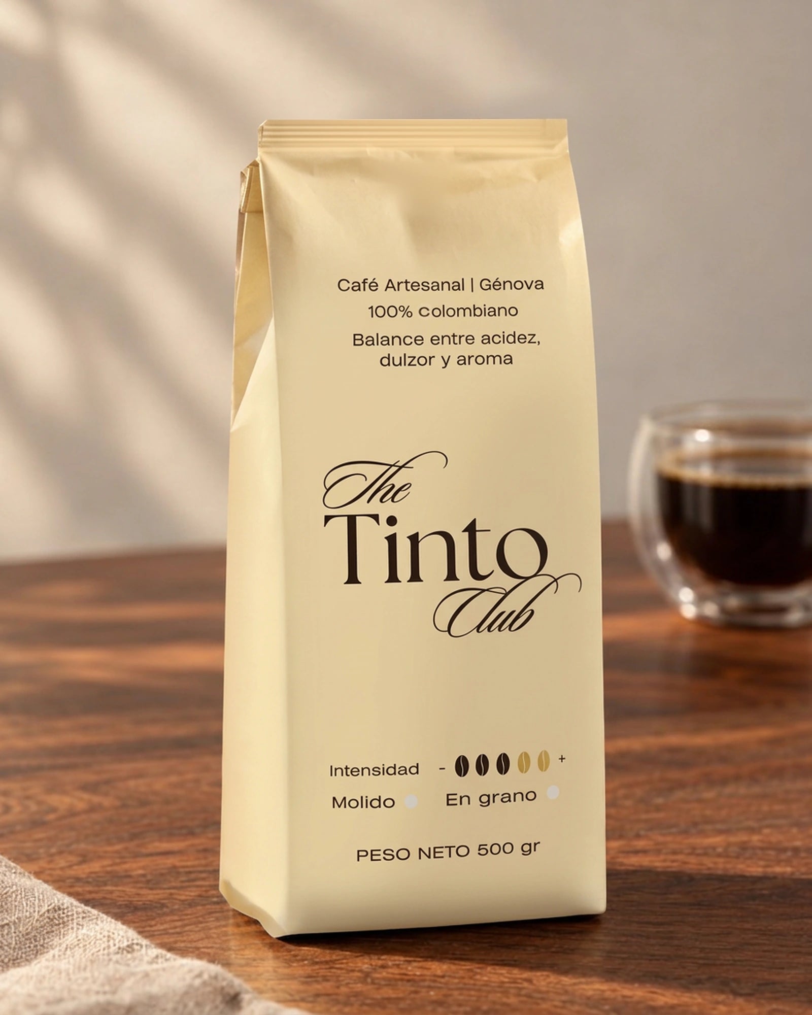 Bolsa crema de Café de especialidad Clásico molido de 500 g sobre una mesa de madera