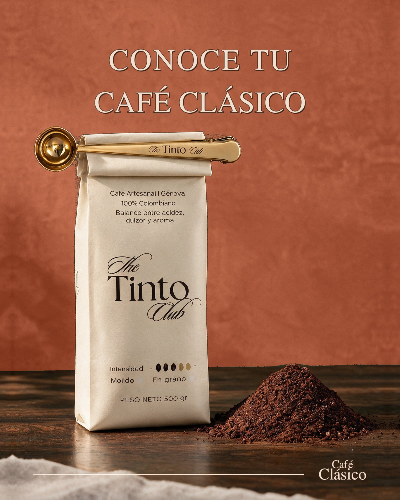 Café de especialidad Clásico acompañado de cuchara dorada y café molido sobre fondo terracota