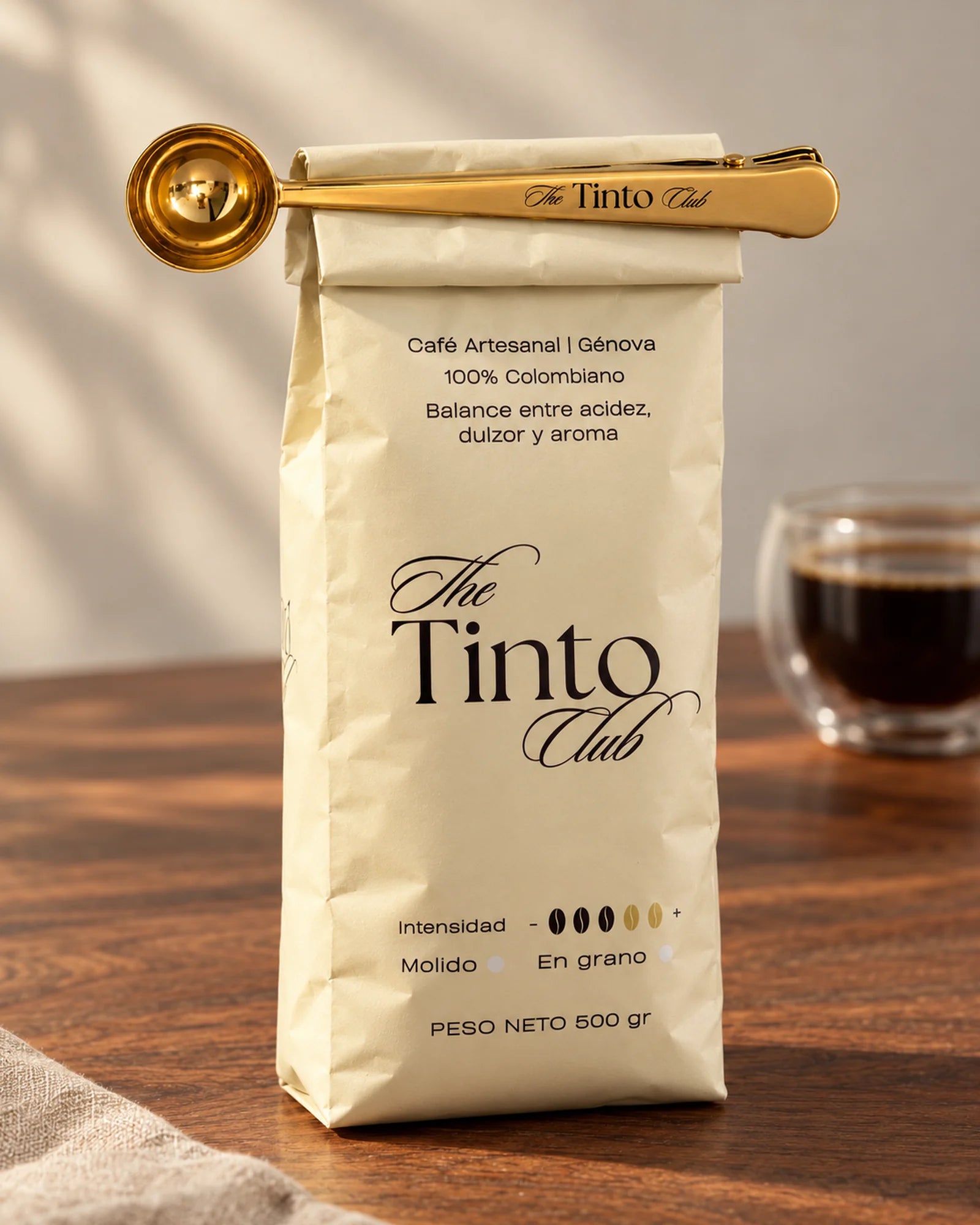 Cuchara con clip cerrando una bolsa de café; elemento ilustrativo