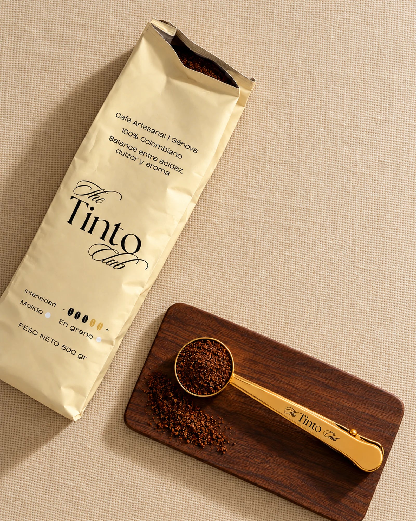 Café molido dispuesto junto a la bolsa de Café Artesanal Génova