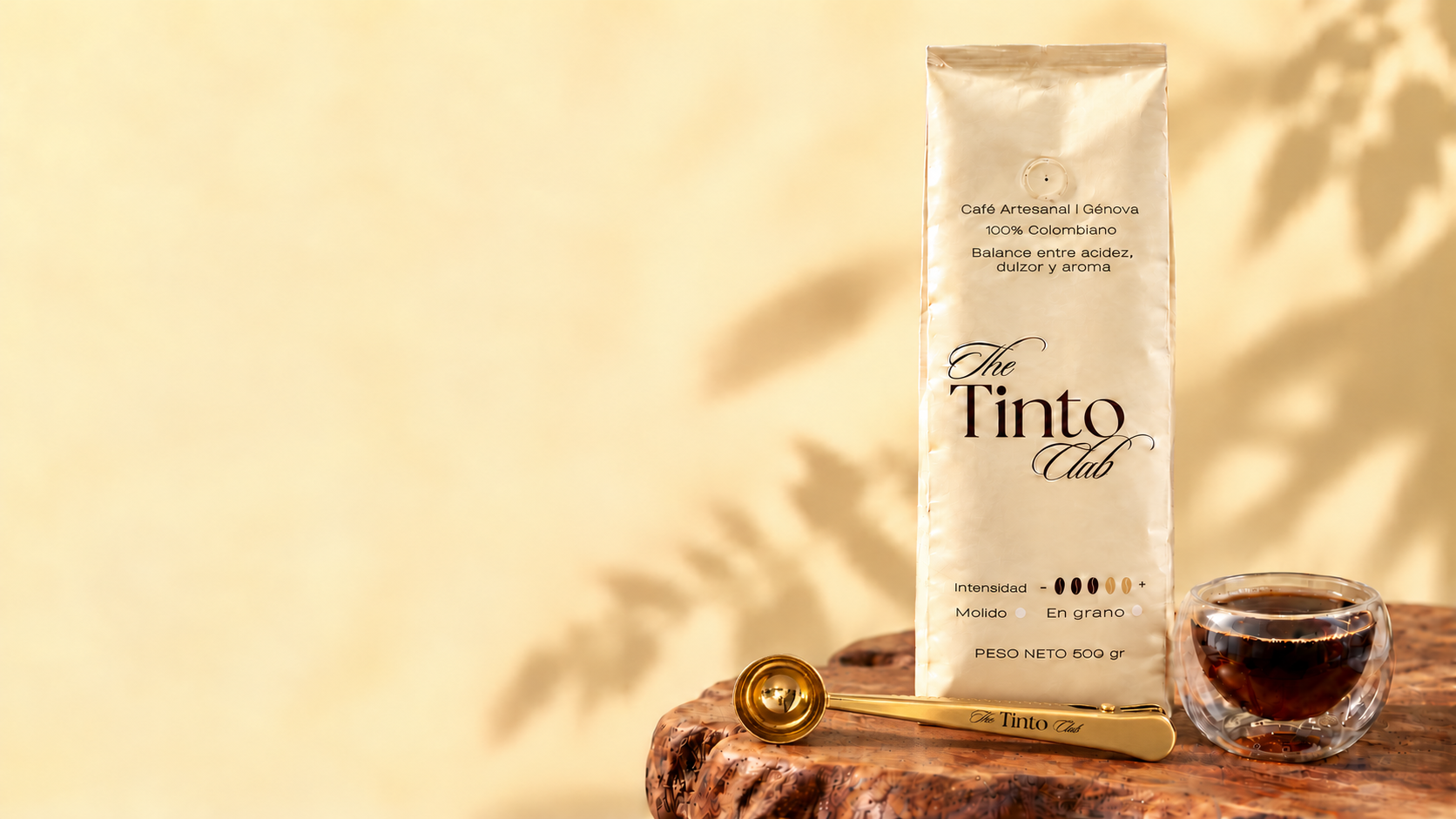 Bolsa de Café Artesanal Génova junto a una taza de café